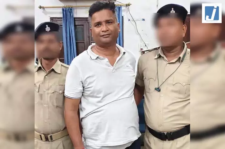 शिक्षा विभाग के अवर सचिव 20 हजार रिश्वत लेते गिरफ्तार, पूछताछ जारी शिक्षा विभाग के अवर सचिव 20 हजार रिश्वत लेते गिरफ्तार, पूछताछ जारी