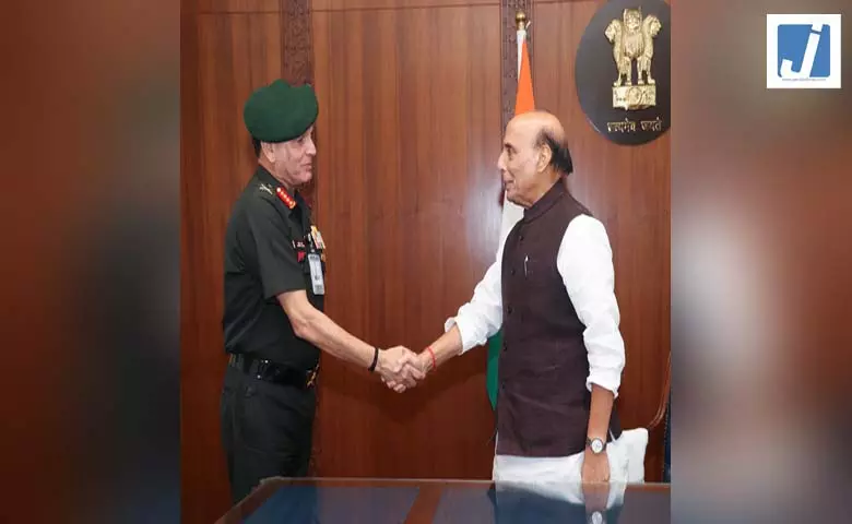 रक्षा मंत्री से मिले जनरल धीरज सेठ, थलसेना प्रमुख बनने के बाद पहली मुलाकात रक्षा मंत्री से मिले जनरल धीरज सेठ, थलसेना प्रमुख बनने के बाद पहली मुलाकात
