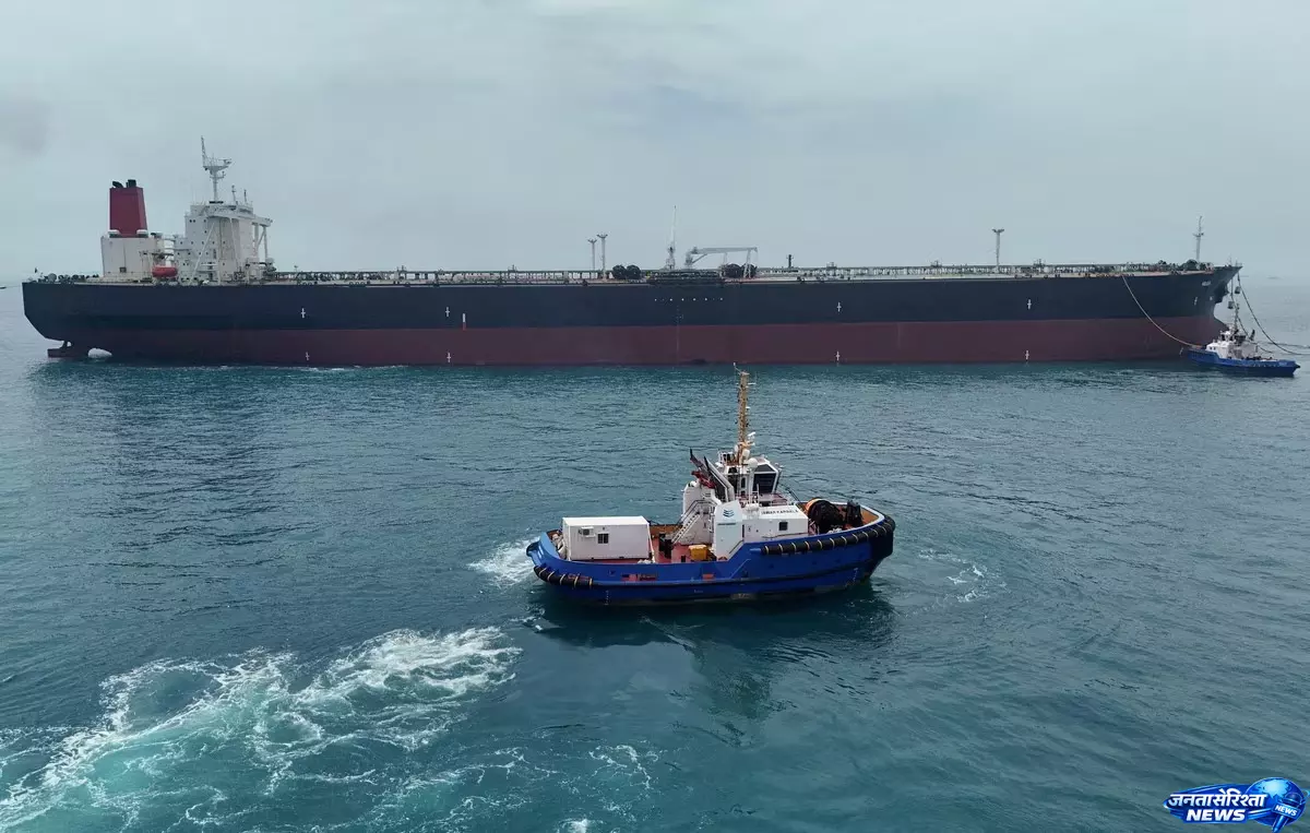 Oil ship, पर फायरिंग से तनाव, क्रू सुरक्षित, नेवी ने संभाला मोर्चा Oil ship, पर फायरिंग से तनाव, क्रू सुरक्षित, नेवी ने संभाला मोर्चा
