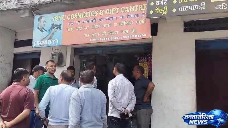 पट्टा में चोरों ने तोड़े दो दुकानों के ताले, कैमरा और नकदी पर किया हाथ साफ पट्टा में चोरों ने तोड़े दो दुकानों के ताले, कैमरा और नकदी पर किया हाथ साफ