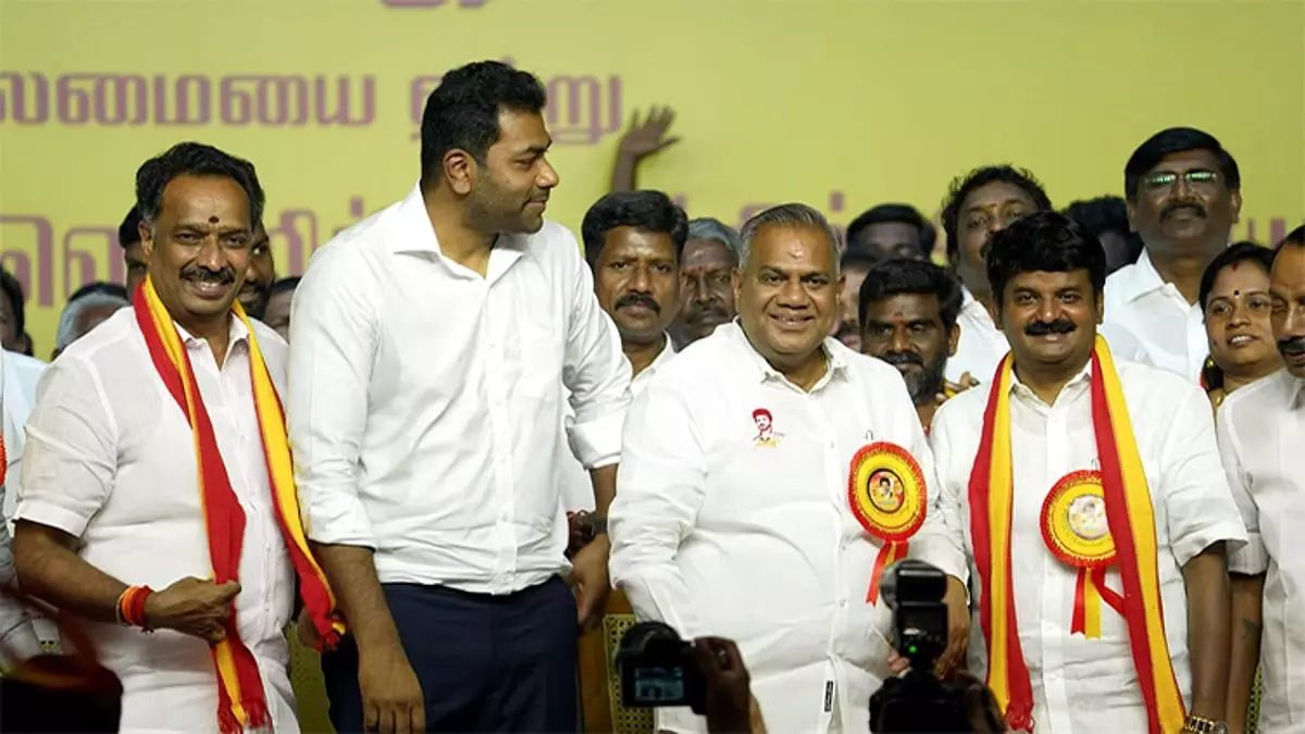 थलापति विजय की पार्टी TVK में शामिल हुए AIADMK के दो दिग्गज पूर्व मंत्री थलापति विजय की पार्टी TVK में शामिल हुए AIADMK के दो दिग्गज पूर्व मंत्री
