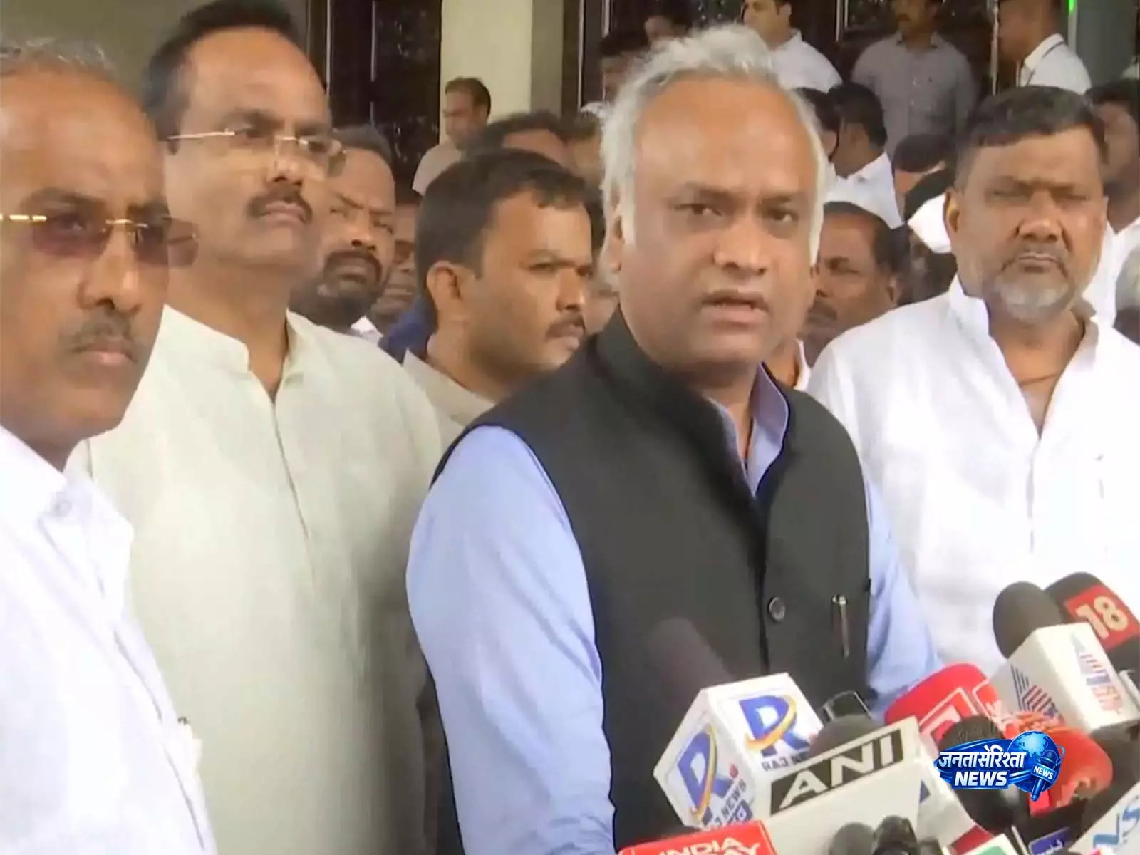 बड़ा हादसा: पत्थर खदान ढहने से मची चीख-पुकार, गृह मंत्री प्रियांक खड़गे बोले- 8 लोगों की मौत की आशंका बड़ा हादसा: पत्थर खदान ढहने से मची चीख-पुकार, गृह मंत्री प्रियांक खड़गे बोले- 8 लोगों की मौत की आशंका