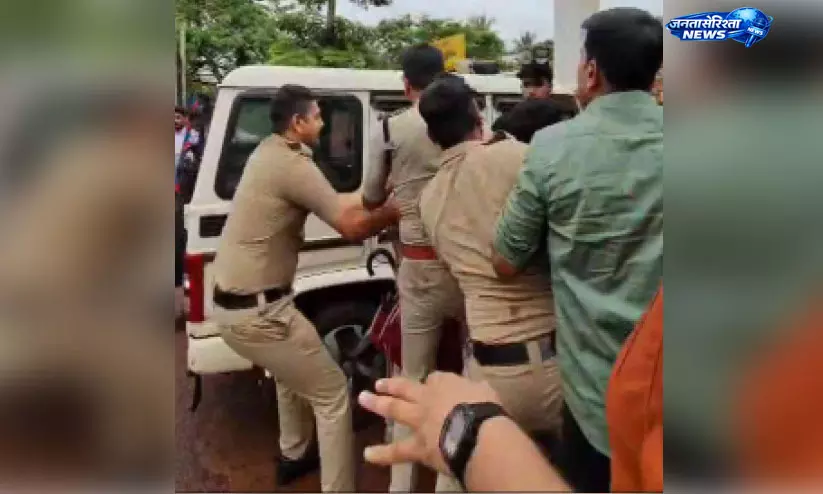 Kerala : पल्लिककारा स्कूल में पुलिस पर हमला, कई घायल Kerala : पल्लिककारा स्कूल में पुलिस पर हमला, कई घायल