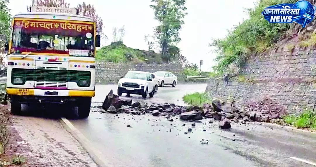 मानसून की पहली ही बारिश में दरके पहाड़, सडक़ पर गिरे पत्थर मानसून की पहली ही बारिश में दरके पहाड़, सडक़ पर गिरे पत्थर