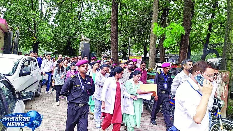 कुल्लू अस्पताल से बिना इलाज लौटे रोगी कुल्लू अस्पताल से बिना इलाज लौटे रोगी