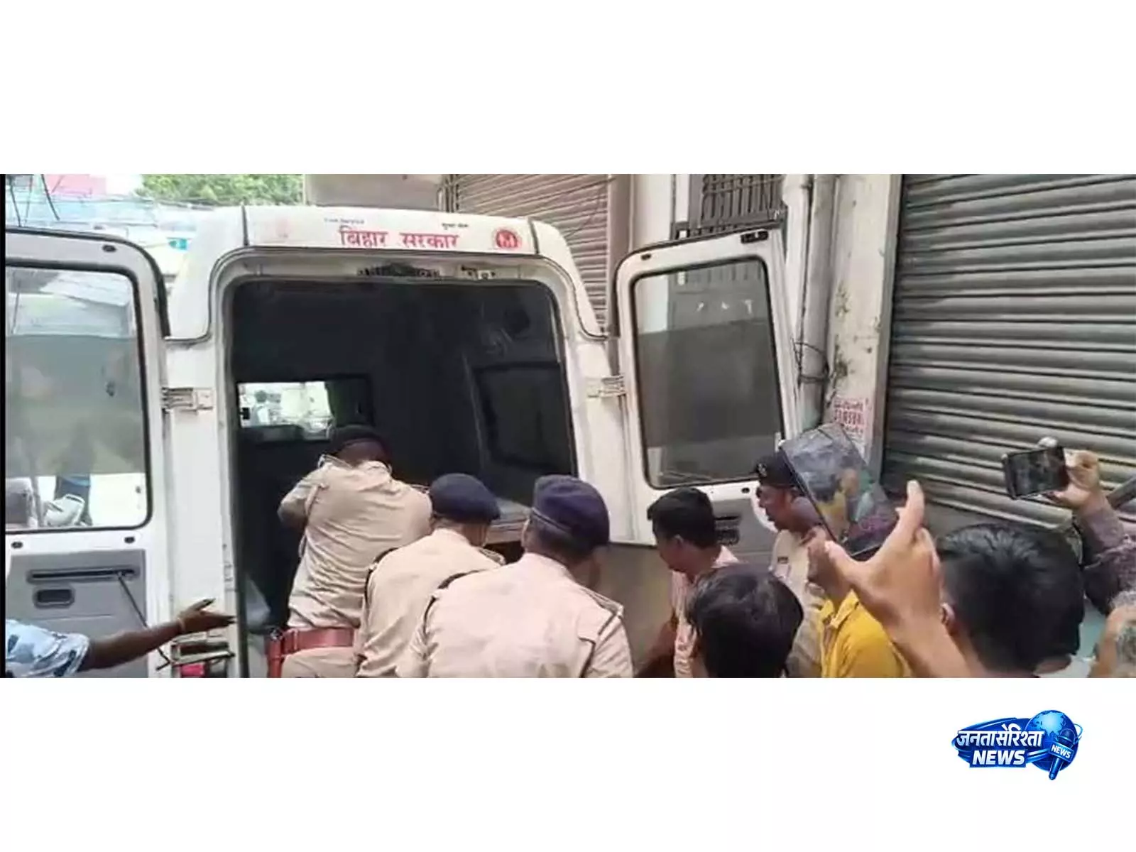 Bhagalpur में दुस्साहस: थाने के ठीक सामने दफ्तर में घुसकर बिल्डर की चाकू गोदकर हत्या, इलाके में भारी तनाव Bhagalpur में दुस्साहस: थाने के ठीक सामने दफ्तर में घुसकर बिल्डर की चाकू गोदकर हत्या, इलाके में भारी तनाव