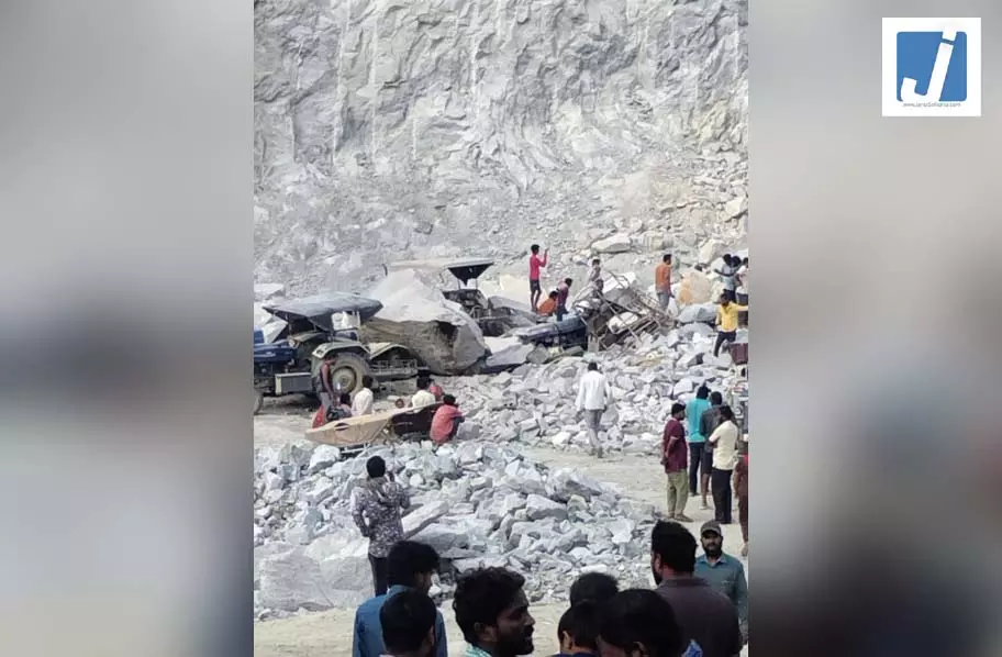 खदान हादसा: बिना चेतावनी के ऊपर की खदान से पत्थर धकेलना बना हादसे की वजह खदान हादसा: बिना चेतावनी के ऊपर की खदान से पत्थर धकेलना बना हादसे की वजह