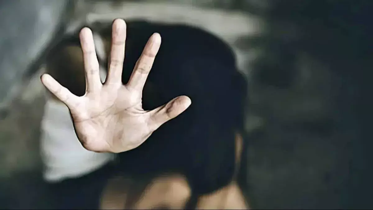 पड़ोसी की घिनौनी करतूत: पिता ने पैर तोड़ा, पुलिस ने दर्ज किया केस पड़ोसी की घिनौनी करतूत: पिता ने पैर तोड़ा, पुलिस ने दर्ज किया केस