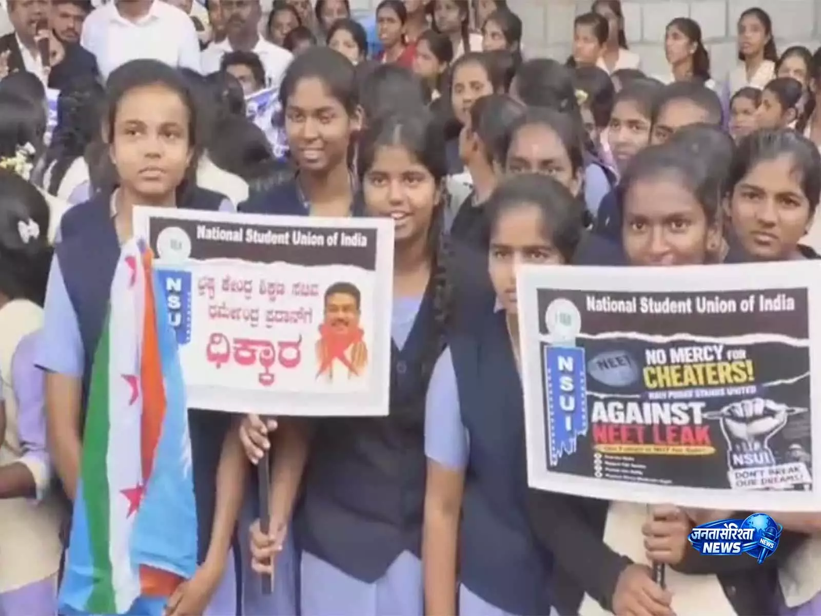 मांड्या में NEET पेपर लीक के खिलाफ छात्रों का बड़ा प्रदर्शन मांड्या में NEET पेपर लीक के खिलाफ छात्रों का बड़ा प्रदर्शन