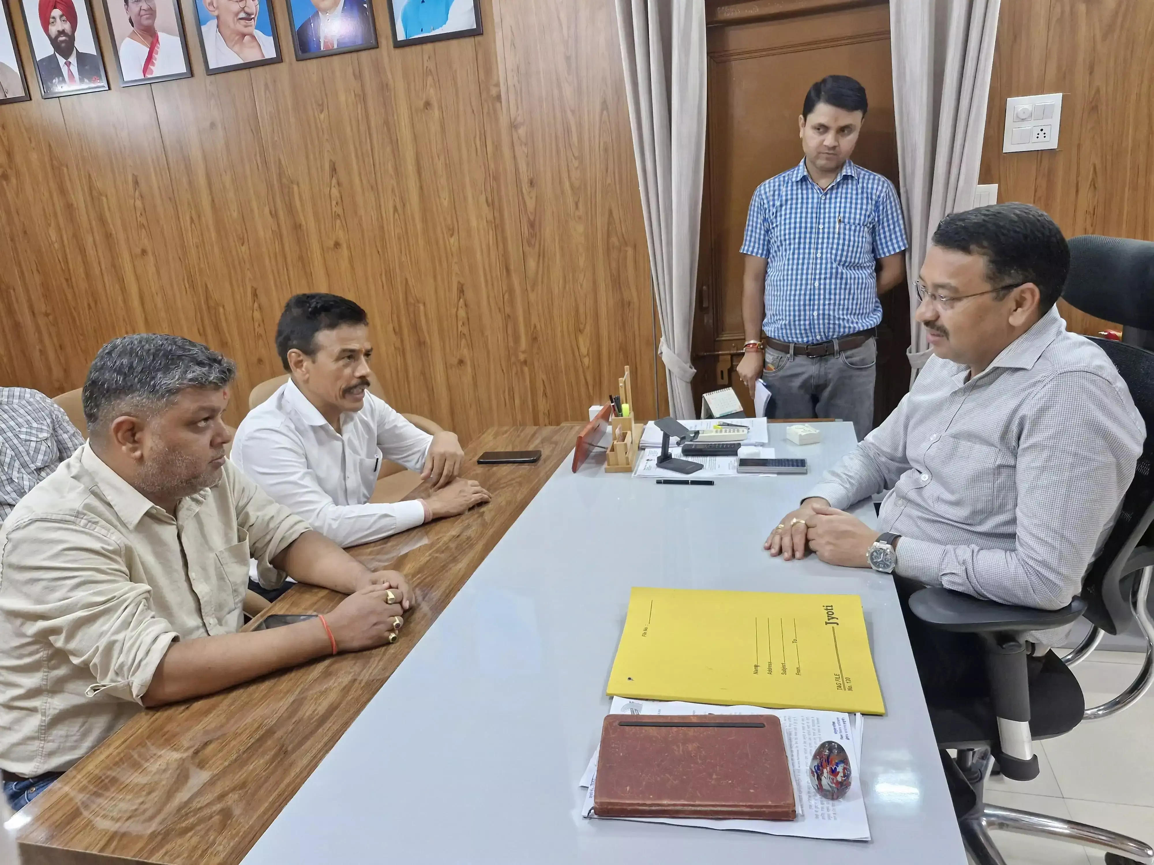 Haldwani: एसआईआर प्रक्रिया में पारदर्शिता की मांग, कांग्रेस प्रतिनिधिमंडल ने की मुलाकात Haldwani: एसआईआर प्रक्रिया में पारदर्शिता की मांग, कांग्रेस प्रतिनिधिमंडल ने की मुलाकात