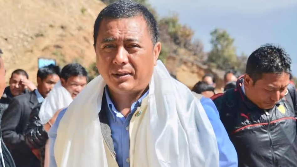 Arunachal MLA ने केई पन्योर में बाढ़ राहत के लिए सात महीने की सैलरी दान की Arunachal MLA ने केई पन्योर में बाढ़ राहत के लिए सात महीने की सैलरी दान की