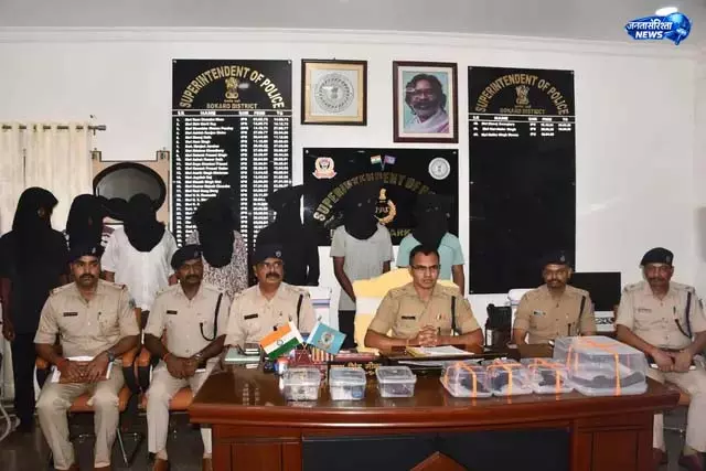 गुमला में परिजनों का विरोध प्रदर्शन गुमला में परिजनों का विरोध प्रदर्शन