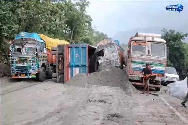 एक के बाद एक वाहनों की टक्कर, रातभर जाम एक के बाद एक वाहनों की टक्कर, रातभर जाम