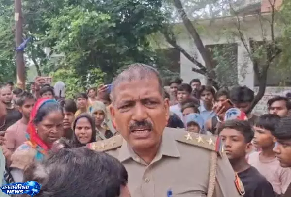 UP में बंदरों के हमले से दहशत, मासूम बच्ची की मौत UP में बंदरों के हमले से दहशत, मासूम बच्ची की मौत