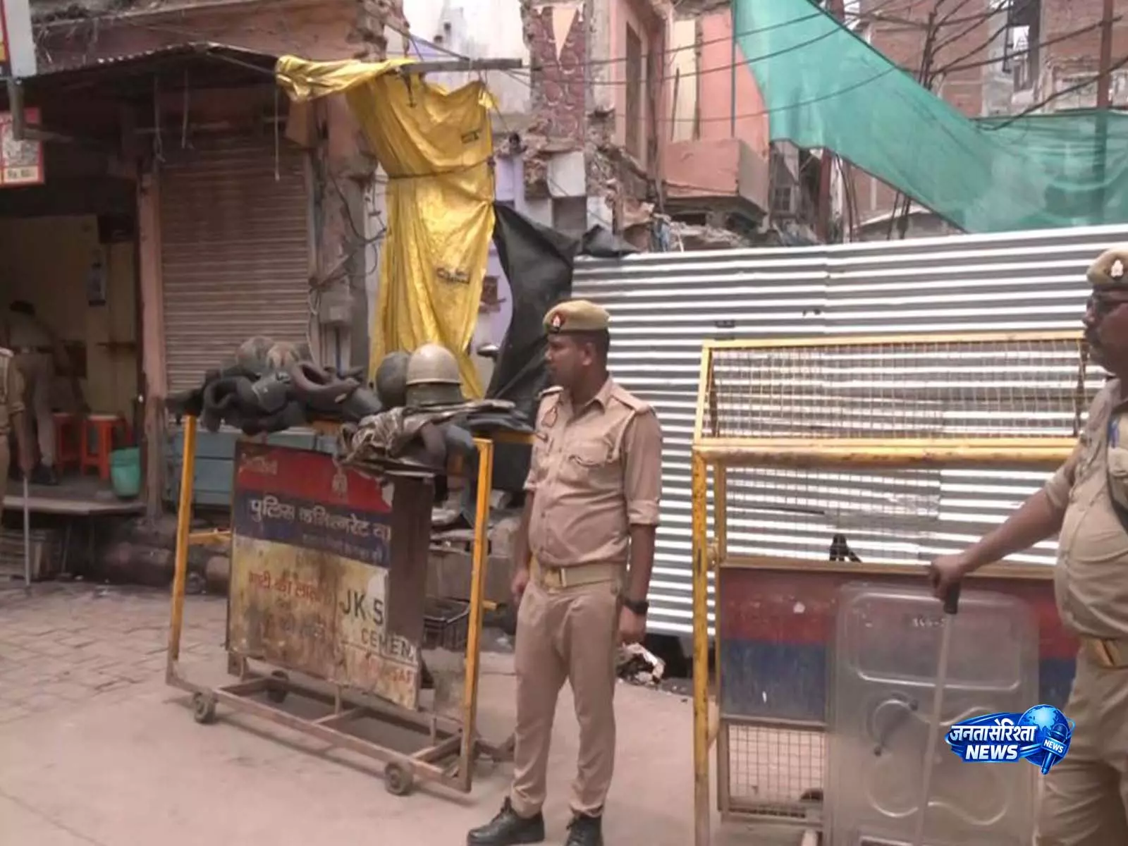 वाराणसी Dalmandi में सुरक्षा कड़ी, ध्वस्तीकरण जारी वाराणसी Dalmandi में सुरक्षा कड़ी, ध्वस्तीकरण जारी