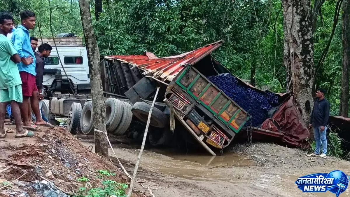 NH-63 पर बड़ा हादसा: टहकापाल डायवर्सन में ट्रक पलटा NH-63 पर बड़ा हादसा: टहकापाल डायवर्सन में ट्रक पलटा