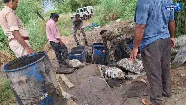 राघोपुर दियारा में शराब अड्डों पर छापा राघोपुर दियारा में शराब अड्डों पर छापा