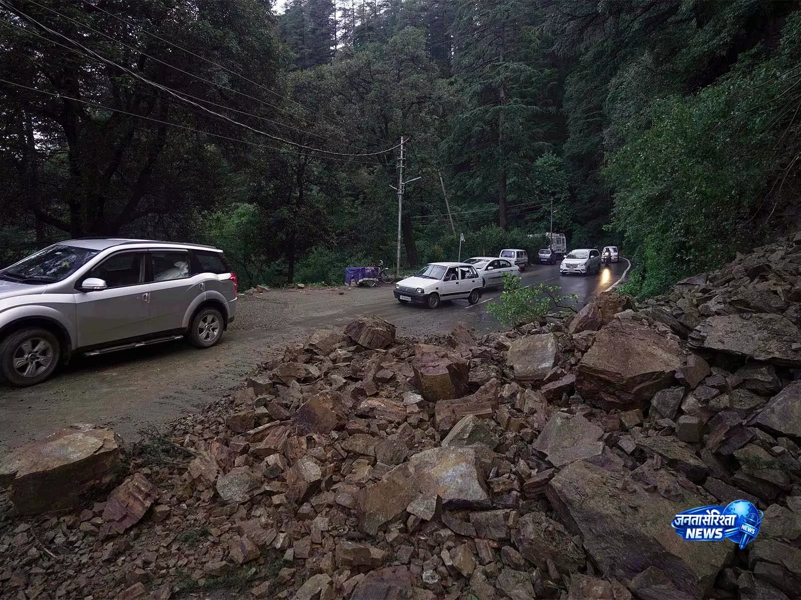 Himachal में मानसून से 9 की मौत, कई सड़कें बंद Himachal में मानसून से 9 की मौत, कई सड़कें बंद
