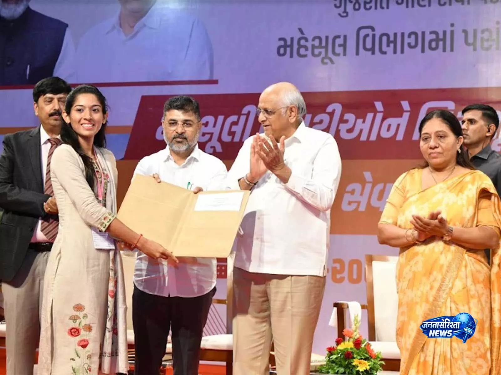 Gujarat CM ने 2,300 से ज़्यादा रेवेन्यू तलातियों को नियुक्ति पत्र सौंपे और डिजिटल सुधारों की शुरुआत की Gujarat CM ने 2,300 से ज़्यादा रेवेन्यू तलातियों को नियुक्ति पत्र सौंपे और डिजिटल सुधारों की शुरुआत की