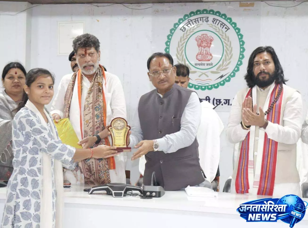 मुख्यमंत्री विष्णुदेव साय ने मेधावी विद्यार्थियों का किया सम्मान मुख्यमंत्री विष्णुदेव साय ने मेधावी विद्यार्थियों का किया सम्मान