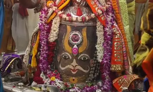 मस्तक पर श्री राम का नाम और वैष्णव तिलक, बाबा महाकाल की भव्य भस्म आरती मस्तक पर श्री राम का नाम और वैष्णव तिलक, बाबा महाकाल की भव्य भस्म आरती