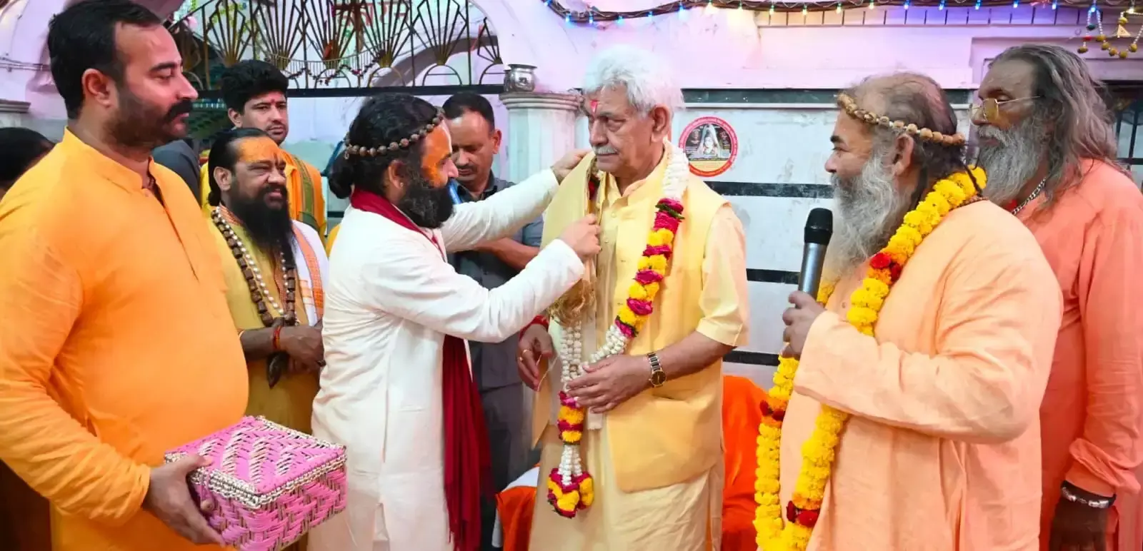 Jammu: उपराज्यपाल ने श्री राम मंदिर में पूजा कर प्रदेश की सुख-समृद्धि की कामना की Jammu: उपराज्यपाल ने श्री राम मंदिर में पूजा कर प्रदेश की सुख-समृद्धि की कामना की