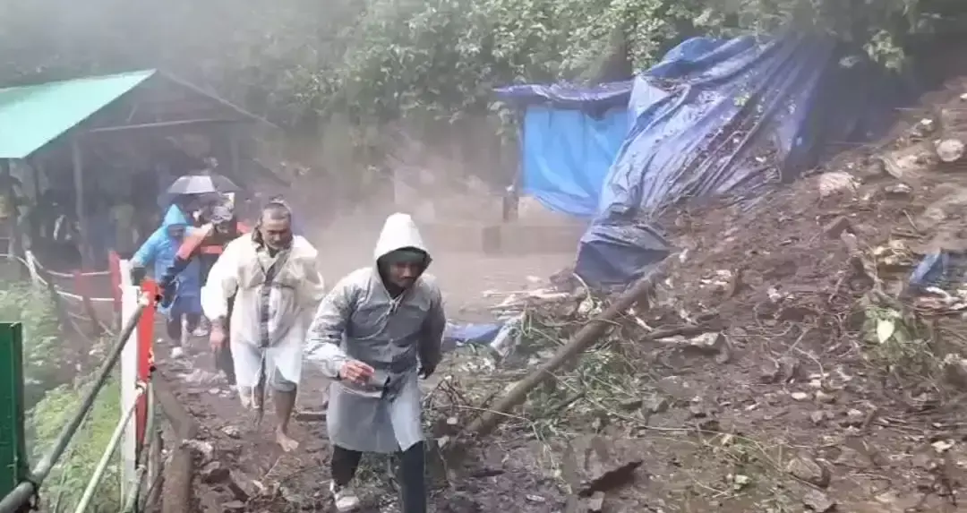 Guptkashi: केदारनाथ यात्रा मार्ग पर हादसा, गौरीकुंड का प्रीपेड काउंटर मलबे में दबा Guptkashi: केदारनाथ यात्रा मार्ग पर हादसा, गौरीकुंड का प्रीपेड काउंटर मलबे में दबा