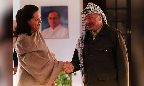 फ़िलिस्तीन: सोनिया गांधी नरेंद्र मोदी पर नैतिक दबाव बना रही हैं फ़िलिस्तीन: सोनिया गांधी नरेंद्र मोदी पर नैतिक दबाव बना रही हैं