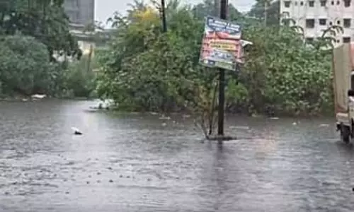 ठाणे के मुंब्रा में बारिश के पानी में करंट से किशोरी की मौत, मुंबई में भारी बारिश से जनजीवन प्रभावित ठाणे के मुंब्रा में बारिश के पानी में करंट से किशोरी की मौत, मुंबई में भारी बारिश से जनजीवन प्रभावित