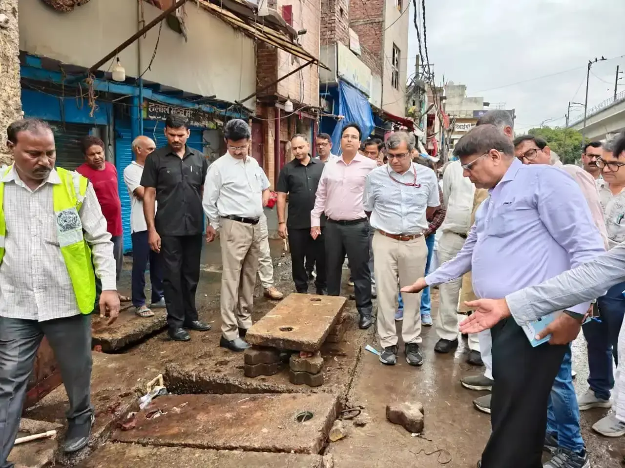 New Delhi: मानसून से पहले नालों की डिसिल्टिंग पर निगमायुक्त संजीव खिरवार सख्त