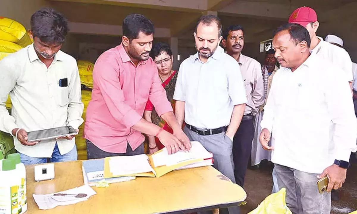 Telangana: भूपालपल्ली कलेक्टर राहुल शर्मा ने कल्याण सेवाओं का निरीक्षण किया Telangana: भूपालपल्ली कलेक्टर राहुल शर्मा ने कल्याण सेवाओं का निरीक्षण किया