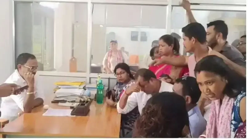 Siliguri: भ्रष्टाचार के खिलाफ भाजपा का प्रदर्शन, उपप्रधान बने विरोध का निशाना
