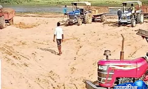 Seraikela: अवैध बालू खनन पर प्रशासन सख्त, 48,300 घनफीट बालू किया जब्त Seraikela: अवैध बालू खनन पर प्रशासन सख्त, 48,300 घनफीट बालू किया जब्त