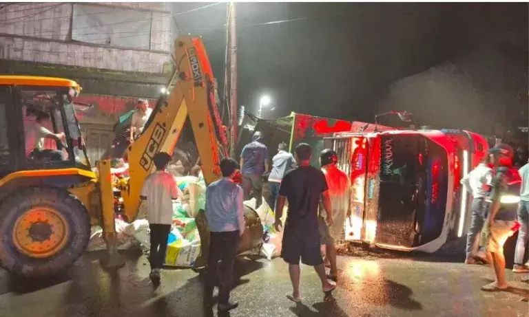 Mizoram में भीषण सड़क हादसा: कार-ट्रक की टक्कर में 3 की मौत Mizoram में भीषण सड़क हादसा: कार-ट्रक की टक्कर में 3 की मौत