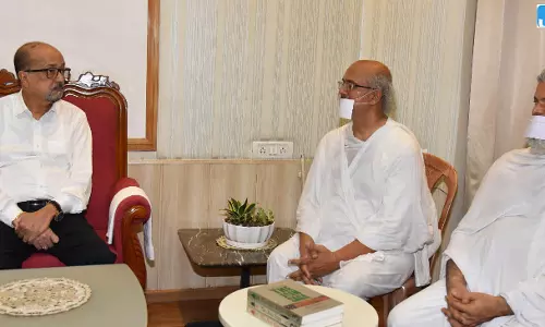 राज्यपाल डेका से संतों ने की मुलाकात