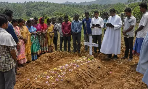 Odisha : अंतिम संस्कार विवाद, ईसाई आदिवासी व्यक्ति को 26 घंटे बाद खेत में दफनाया गया Odisha : अंतिम संस्कार विवाद, ईसाई आदिवासी व्यक्ति को 26 घंटे बाद खेत में दफनाया गया