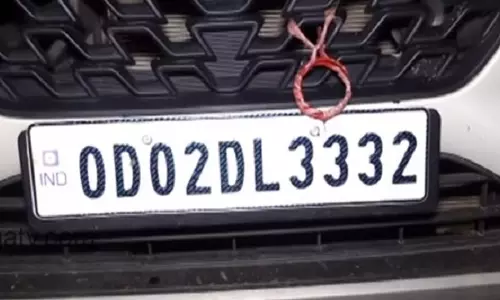 Meerut में डॉक्टर गिरफ्तार: अपनी कार पर लगा रखी थी फर्जी नंबर प्लेट, पुलिस ने दबोचा Meerut में डॉक्टर गिरफ्तार: अपनी कार पर लगा रखी थी फर्जी नंबर प्लेट, पुलिस ने दबोचा