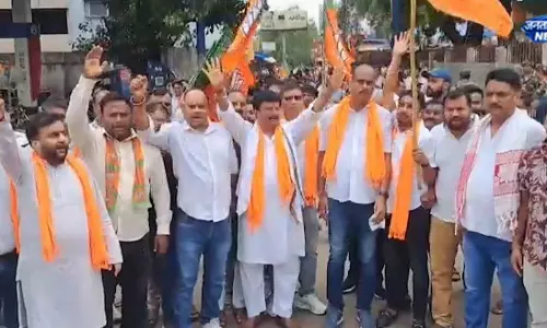 जमशेदपुर में बंद के दौरान नेताओं का प्रदर्शन जमशेदपुर में बंद के दौरान नेताओं का प्रदर्शन