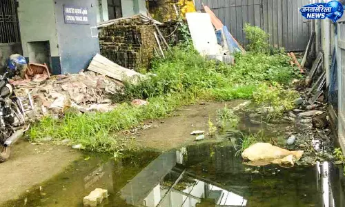 वडक्कनचेरी जिला अस्पताल पर लापरवाही के आरोप, सीवेज सड़क पर बहने से बढ़ी परेशानी वडक्कनचेरी जिला अस्पताल पर लापरवाही के आरोप, सीवेज सड़क पर बहने से बढ़ी परेशानी