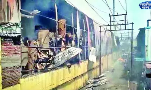 कालाअंब के गत्ता उद्योग में भडक़ी आग, करोड़ों का नुकसान कालाअंब के गत्ता उद्योग में भडक़ी आग, करोड़ों का नुकसान