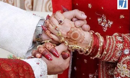 OMG! टूट गई शादी...दूल्हे की हरकत देख भड़की दुल्हन, बारातियों और लड़की पक्ष के लोगों के बीच विवाद OMG! टूट गई शादी...दूल्हे की हरकत देख भड़की दुल्हन, बारातियों और लड़की पक्ष के लोगों के बीच विवाद