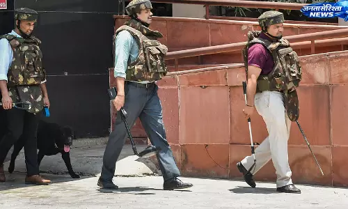गुजरात ATS की बड़ी कार्रवाई, जैश-ए-मोहम्मद से जुड़े 8 संदिग्ध आतंकी गिरफ्तार गुजरात ATS की बड़ी कार्रवाई, जैश-ए-मोहम्मद से जुड़े 8 संदिग्ध आतंकी गिरफ्तार