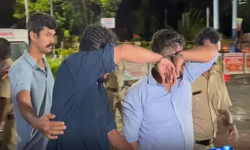 केरल में सनसनी: पलक्कड़ में वाहन चेकिंग के दौरान पुलिस पर हमला, सेना के जवान सहित 4 गिरफ्तार केरल में सनसनी: पलक्कड़ में वाहन चेकिंग के दौरान पुलिस पर हमला, सेना के जवान सहित 4 गिरफ्तार