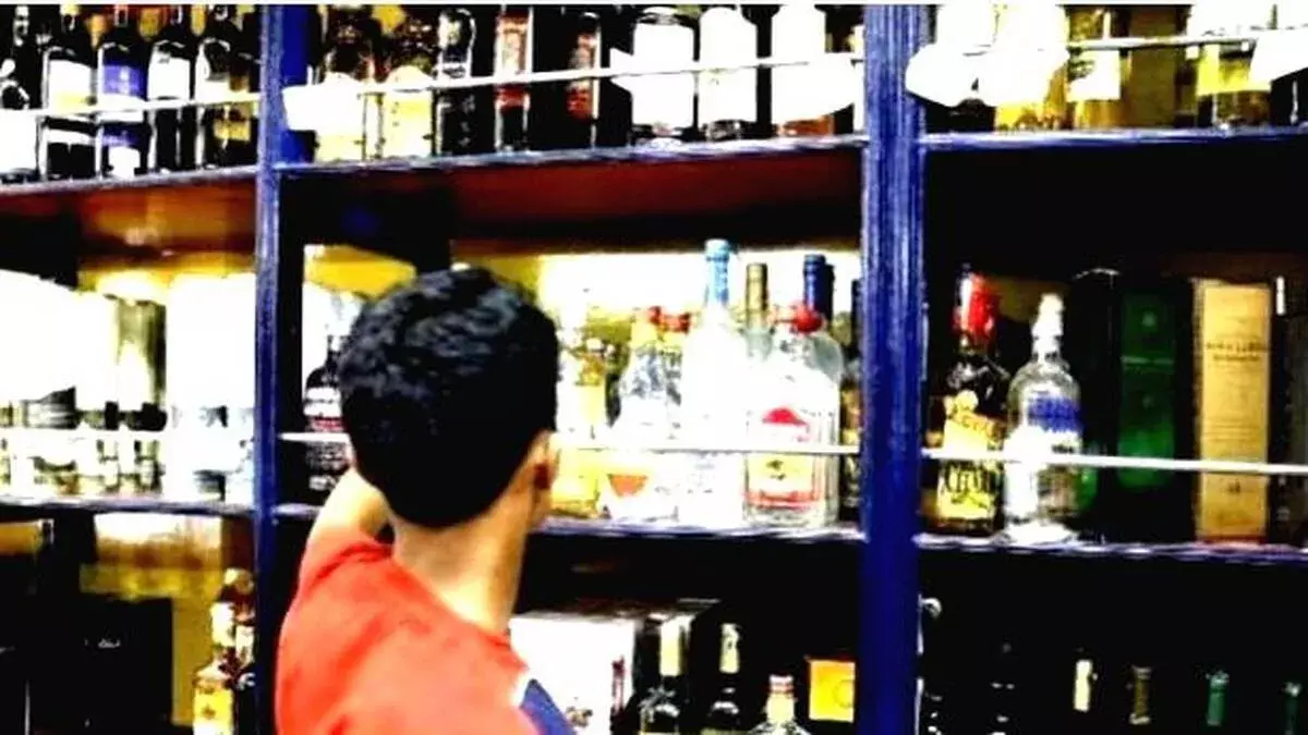 शराब बिक्री: 23 साल की उम्र सीमा को सख्ती से लागू करेगी सरकार शराब बिक्री: 23 साल की उम्र सीमा को सख्ती से लागू करेगी सरकार