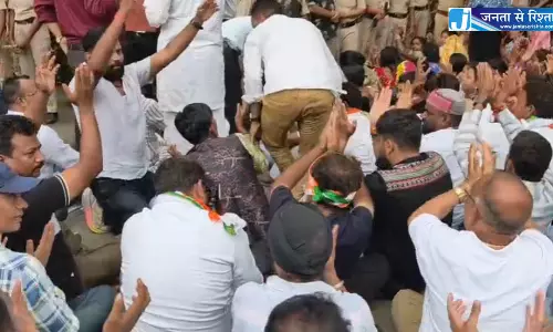 नकटी गांव के ग्रामीणों ने मंत्री ओपी चौधरी के बंगले को घेरा नकटी गांव के ग्रामीणों ने मंत्री ओपी चौधरी के बंगले को घेरा
