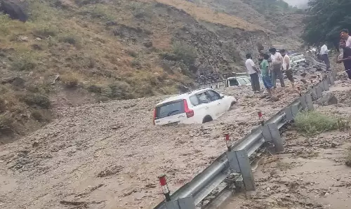 Shimla: हिमाचल में बारिश बनी आफत, मीरू नाले में बाढ़ से कई वाहन मलबे में दबे Shimla: हिमाचल में बारिश बनी आफत, मीरू नाले में बाढ़ से कई वाहन मलबे में दबे