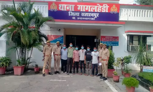 Bus में सीट को लेकर भिड़े यात्री, पुलिस ने 6 लोगों को हिरासत में लिया Bus में सीट को लेकर भिड़े यात्री, पुलिस ने 6 लोगों को हिरासत में लिया