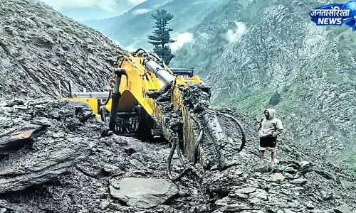 34 सडक़ें बंद, बिजली और पानी की व्यवस्था चरमराई 34 सडक़ें बंद, बिजली और पानी की व्यवस्था चरमराई