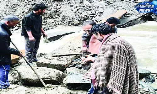 पुल न बना तो ग्रामीण खुद बन गए मिस्त्री