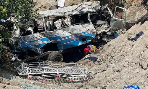 पाकिस्तान के Balochistan में यात्री बस खाई में गिरी, 40 लोगों की मौत और 8 घायल पाकिस्तान के Balochistan में यात्री बस खाई में गिरी, 40 लोगों की मौत और 8 घायल